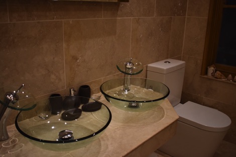 Vivianna bathroom, Treeopia